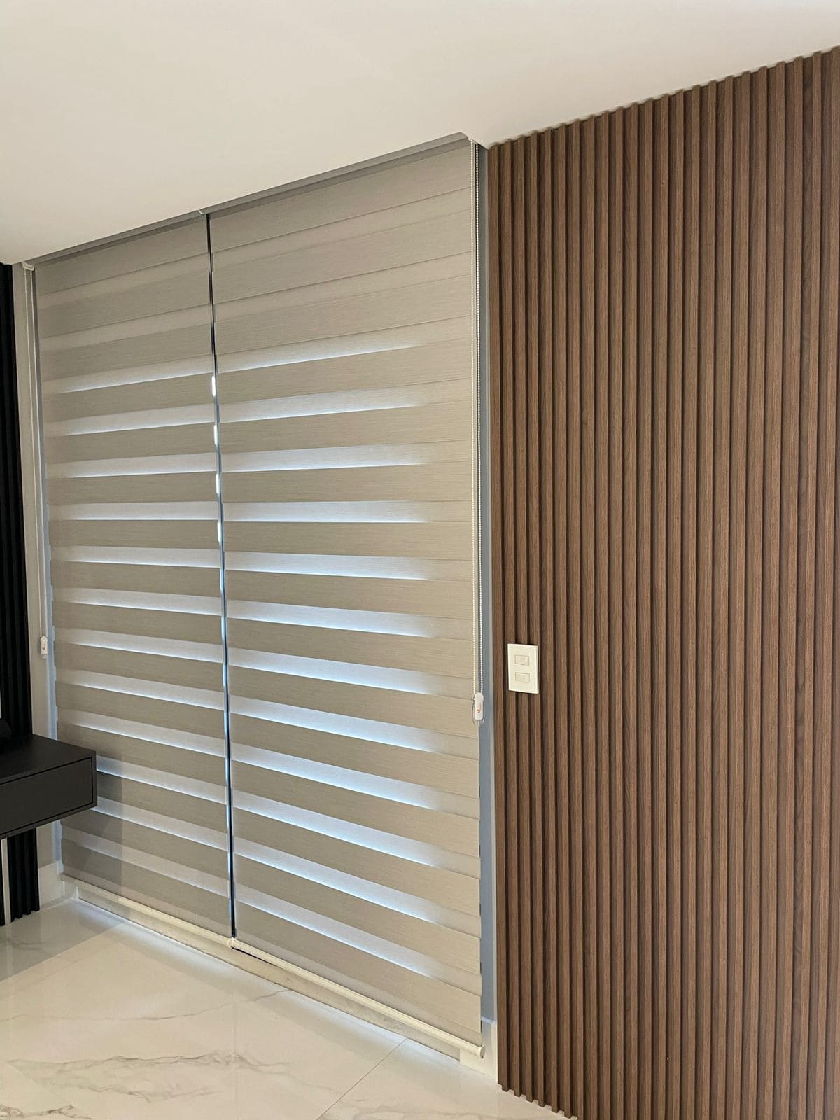 Persiana sob medida em janela grande